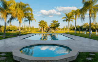 Enfants jouant dans les jardins de Villa Fratelli à Marrakech