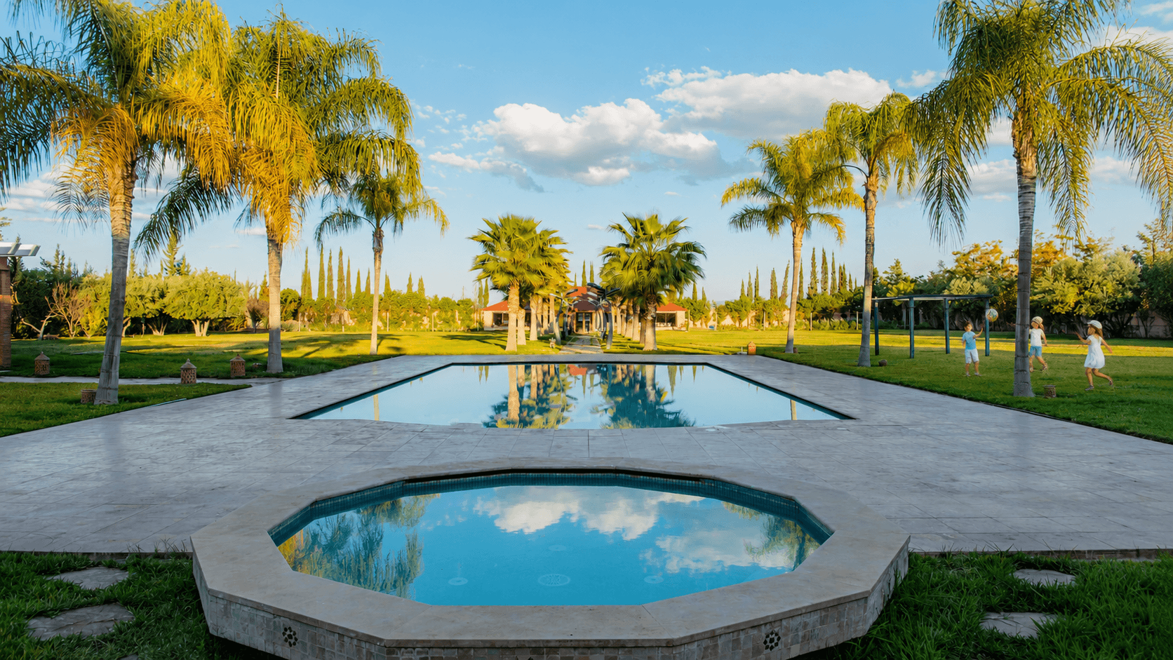 Enfants jouant dans les jardins de Villa Fratelli à Marrakech